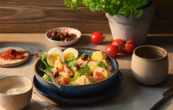 Papas a la Huanca&iacute;na mit Erdnusssauce � so gelingt das peruanische Klassikergericht (Foto: KMG/die-kartoffel.de)