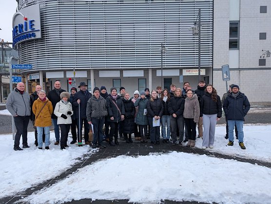 Gemeinsam gegen das Vergessen: Der F&ouml;rderkreis Schloss und Museum Sondershausen e. V. hatte zusammen mit Vertretern der Stadtverwaltung und dem Geschwister-Scholl-Gymnasium zur gemeinsamen Stolpersteinputzaktion eingeladen.  (Foto: Janine Skara)