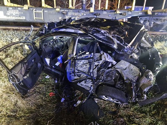Der Nissan wurde bei dem Zusammenstoß schwer zerstört. (Foto: Silvio Dietzel) Der Nissan wurde bei dem Zusammenstoß schwer zerstört. (Foto: Silvio Dietzel)