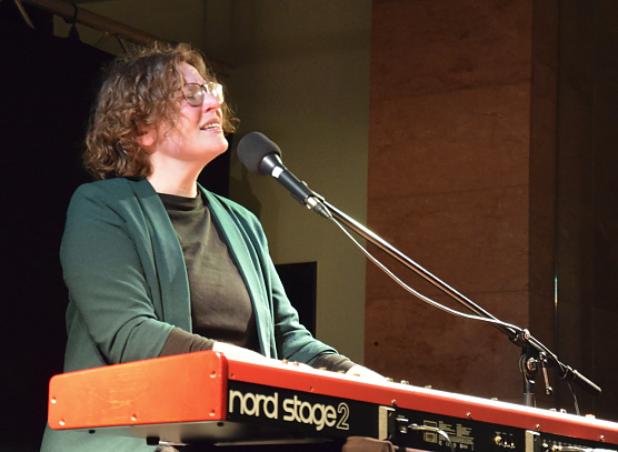 Liedermacherin Friedericke beim Konzert im Panorama Museum (Foto: Fred B&ouml;hme)