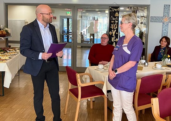 Daniela Schneevoigt (re.); Gesch&auml;ftsf&uuml;hrer der Diakonie Novalis, Clemens Schlegemilch ehrt Frau Schneevoigt f&uuml;r 40 Jahre im Dienst am Menschen (Foto: Novalis Diakonie)