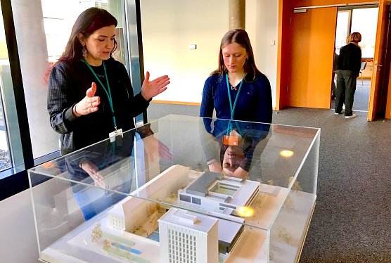 Anja Henze f&uuml;hrte Fiona Br&uuml;gge (Praktikantin der NNZ-Online) durch den Th&uuml;ringer Landtag (Foto: Eva Maria Wiegand)