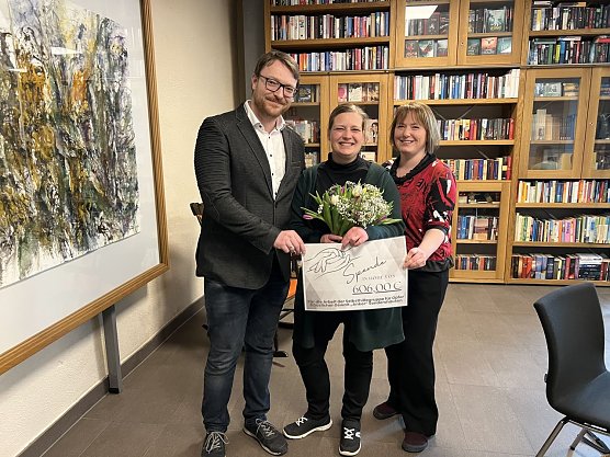 Scheck&uuml;bergabe an das Projekt "Anker".  (Foto: Celine Appenrodt)