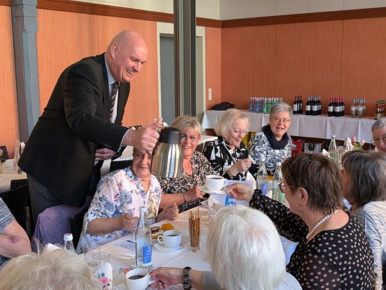      Kaffee mit dem B&uuml;rgermeister: Steffen Grimm versorgt seine G&auml;ste traditionell selbst bei der Seniorenfr&uuml;hlingsfeier.  (Foto: Janine Skara)