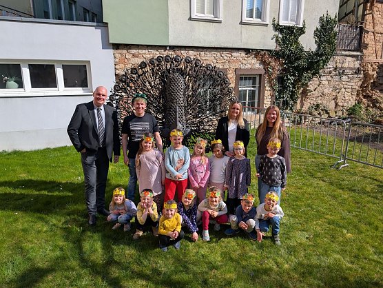 B&uuml;rgermeister Steffen Grimm (links) und die Erzieher, Erzieherinnen und Kinder der Kita K&auml;the Kollwitz sorgten f&uuml;r einen tollen Nachmittag beim Seniorenfr&uuml;hlingsfest der Stadt Sondershausen.  (Foto: Janine Skara)