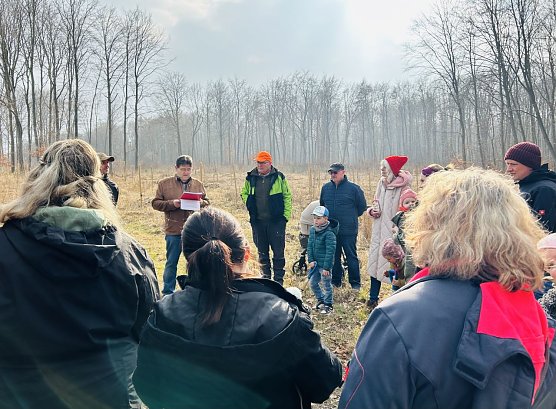 Gemeinsame Pflanzaktion im Kyffh&auml;userkreis. (Foto: ndrea Hellmann/Landratsamt Kyffh&auml;userkreis)
