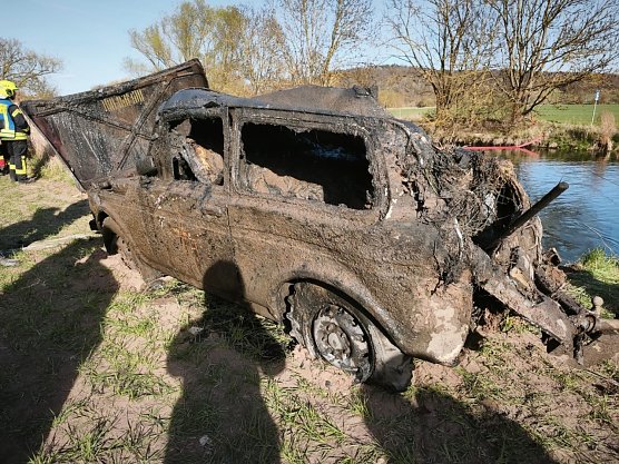 Der Lada lag wohl schon einige Zeit im Wasser der Unstrut. (Foto: Feuerwehr Heldrungen/Silvio Dietzel)