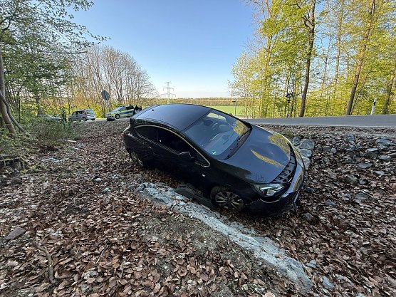 Der Opel musste einem Auto ausweichen und landete dann im Stra&szlig;engraben. (Foto: ssc)