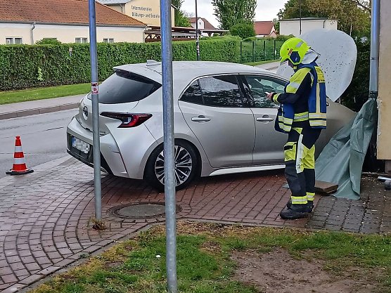 F&uuml;r eine 72j&auml;hrige endete die Fahrt auf regennasser Fahrbahn an einer Hauswand (Foto: S. Dietzel)