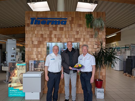 B&uuml;rgermeister Steffen Grimm (Mitte) gratulierte den beiden Gesch&auml;ftsf&uuml;hrern Michael Enger (li.) und Andreas Ose (re.) zum 35. Firmenjubil&auml;um der Therma GmbH in Sondershausen.  (Foto: Janine Skara)