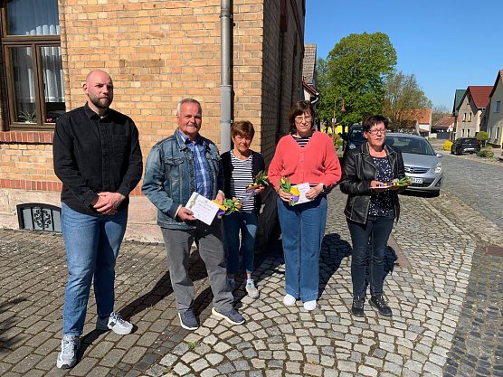 v.l.: B&uuml;rgermeister Torsten K&ouml;nig, Jochen Hinkler, Gisela Stang, Kristina Worgt f&uuml;r Frau Brigitte Sigmund, Ina Wei&szlig;gerber (Foto: Erik Schramm)