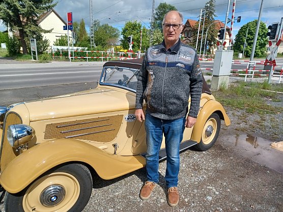 Joachim M&auml;der mit seinem BMW 319. (Foto: Hubert Rein)