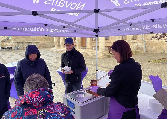 Landr&auml;tin Antje Hochwind-Schneider verteilt auf den Marktplatz in Sondershausen Suppe  (Foto: Karina Krausholz)