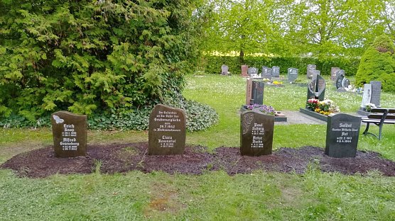 Die sanierten Gedenksteine wurden auf dem Friedhof in Kleinberndten aufgestellt. (Foto: Janine Skara)