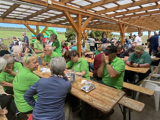 Die Wanderfreunde aus Udersleben waren auch dabei. (Foto: Wolfgang Lehmann) Die Wanderfreunde aus Udersleben waren auch dabei. (Foto: Wolfgang Lehmann)