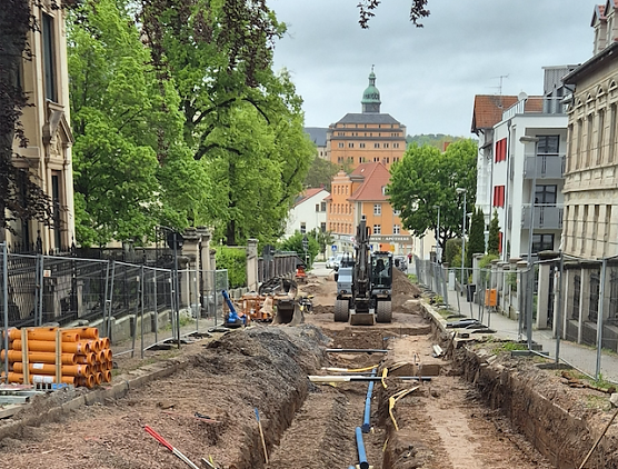 Die Fernw&auml;rmeleitungen in der G&ouml;ldnerstra&szlig;e sind fast fertig verlegt.  (Foto: Stadt Sondershausen)