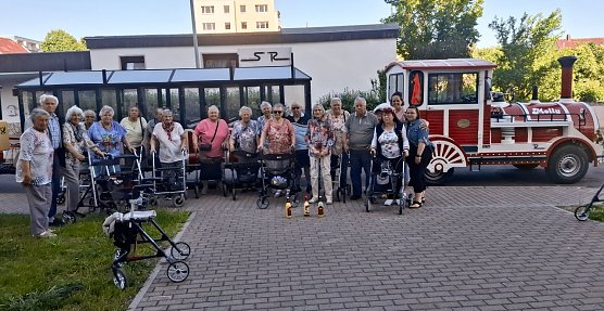 Die G&auml;ste der Tagespflege unternahmen mit der Tschu-Tschu-Bahn einen Ausflug auf den Possen.  (Foto: Mandy G&ouml;tze)