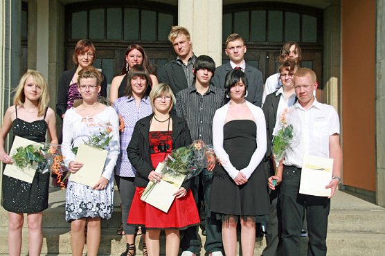 Zeugnis&uuml;bergabe Ebeleben (Foto: A. Schein Ebeleben)