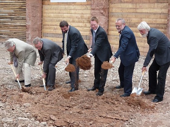 Symbolischer Spatenstich (Foto: Karl-Heinz Herrmann)