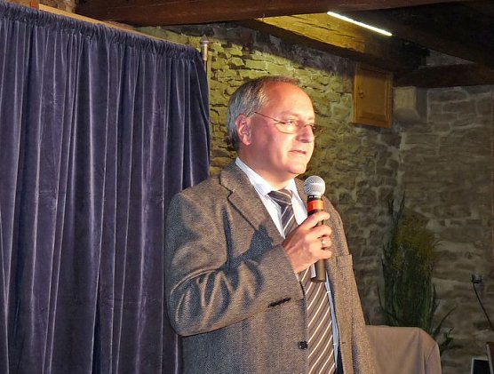 Christoph Sieber im Ochsenstall (Foto: Karl-Heinz Herrmann)