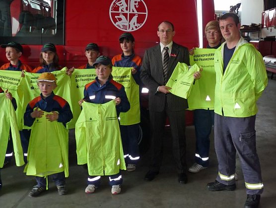 Übergabe von Allwetterjacken (Foto: Karl-Heinz Herrmann) Übergabe von Allwetterjacken (Foto: Karl-Heinz Herrmann)