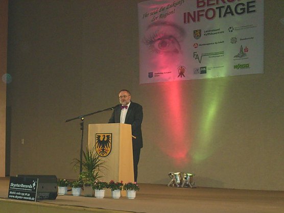 Er&ouml;ffnung Berufsinfotage durch Landrat Peter Hengstermann (Foto: Karl-Heinz Herrmann)