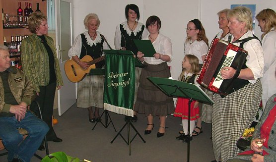 St&auml;ndchen  der Bebraer Singv&ouml;gel f&uuml;r Frau Waldheim (Foto: Karl-Heinz Herrmann)