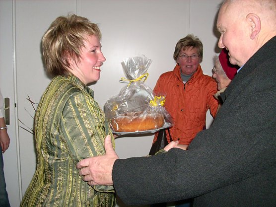 Patienten begl&uuml;ckw&uuml;nschten Frau Waldheim (Foto: Karl-Heinz Herrmann)