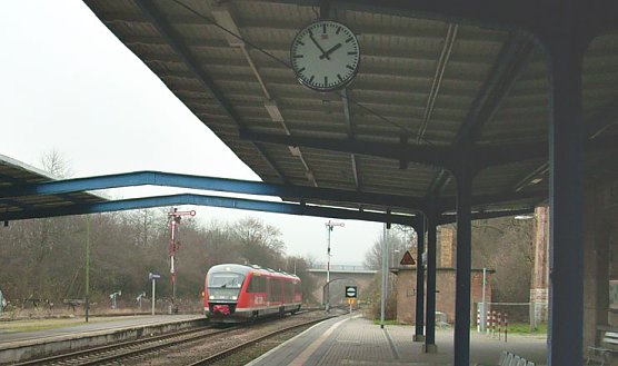 Einfahrt Zug im Bahnhof (Foto: Karl-Heinz Herrmann)