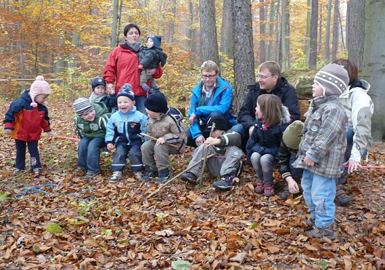 Slackline &uuml;bergeben (Foto: Karl-Heinz Herrmann)