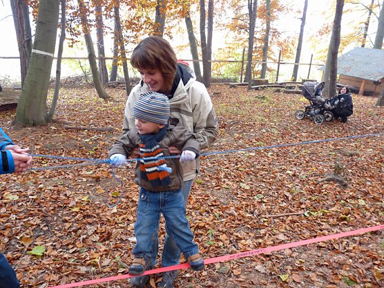 Slackline &uuml;bergeben (Foto: Karl-Heinz Herrmann)