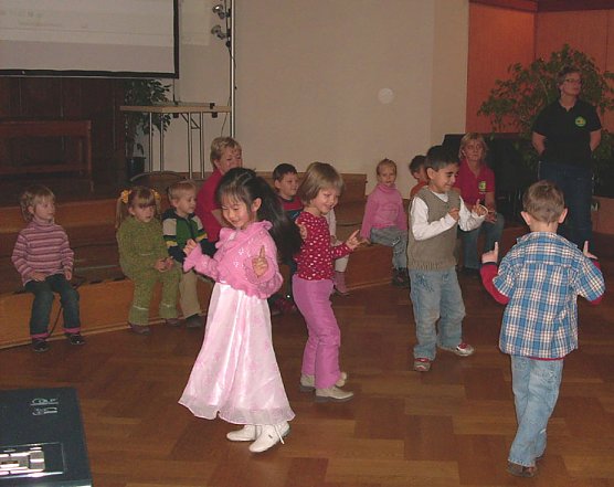 Tanzgruppe KITA Pusteblume (Foto: Karl-Heinz Herrmann) Tanzgruppe KITA Pusteblume (Foto: Karl-Heinz Herrmann)