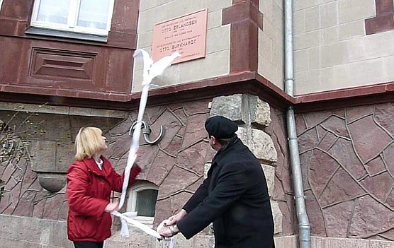 Gedenktafel enth&uuml;llt (Foto: Karl-Heinz Herrmann)
