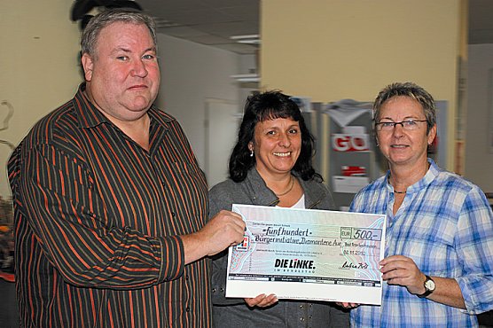 Geld für Bürgerinitiative (Foto: Bürgerinitiative Diamantene Aue) Geld für Bürgerinitiative (Foto: Bürgerinitiative Diamantene Aue)