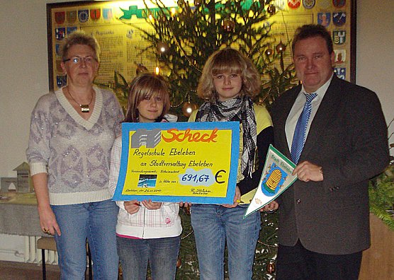 Spende f&uuml;r Schwimmbad (Foto: Regelschule Ebeleben)