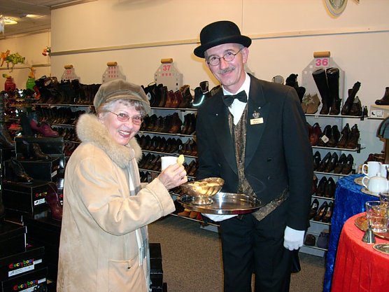 Vom Butler bedient (Foto: Karl-Heinz Herrmann)