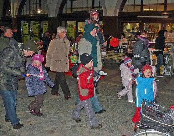 Laternenumzug und Feuerschau (Foto: Karl-Heinz Herrmann)