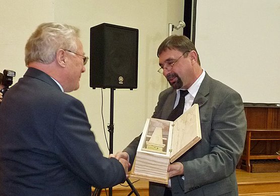 Ehrengabe erhalten (Foto: Karl-Heinz Herrmann) Ehrengabe erhalten (Foto: Karl-Heinz Herrmann)