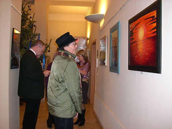 Besucherin im Foyer des Landratsamts (Foto: Karl-Heinz Herrmann)