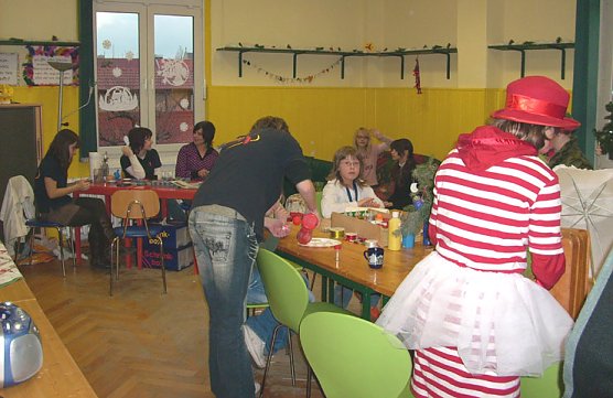 Basteln zum Jubiläum im JUST (Foto: Karl-Heinz Herrmann) Basteln zum Jubiläum im JUST (Foto: Karl-Heinz Herrmann)