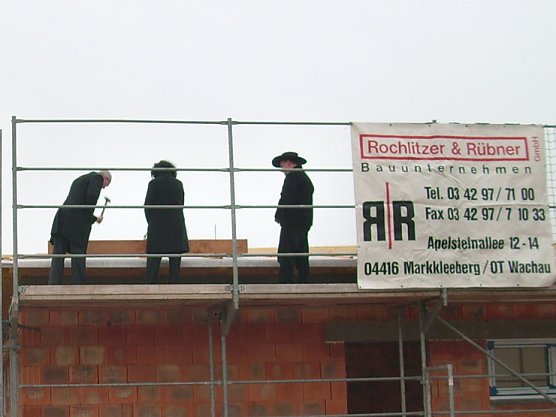 Richtfest Finneck-Stiftung Artern - Einschlagen der N&auml;gel (Foto: Karl-Heinz Herrmann)