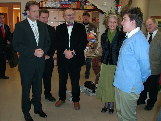Begr&uuml;&szlig;ung Minsterpr&auml;sident Althaus (links, vorn) durch Katrin Kasper (rechts) (Foto: Karl-Heinz Herrmann)