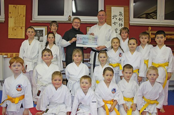 Geld f&uuml;r Verein (Foto: MDB Kersten Steinke)