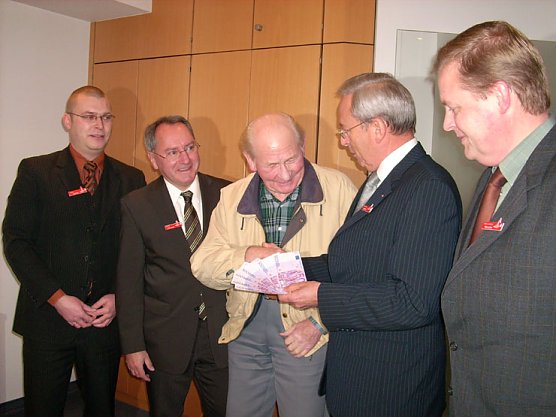 Karl-heinz Langhorst bei der symbolischen &Uuml;bergabe des Gewinns (Foto: Karl-Heinz Herrmann)