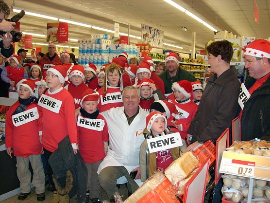 Der Sponor umrahmt von den kleinen Kickern (Foto: Karl-Heinz Herrmann)