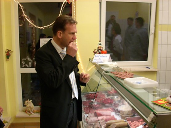 Minsterpr&auml;sident Althaus beim Verkosten (Foto: Karl-Heinz Herrmann)