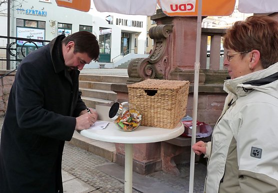 Unterschriftenaktion begonnen  (Foto: Karl-Heinz Herrmann)