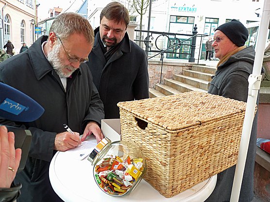 Unterschriftenaktion begonnen  (Foto: Karl-Heinz Herrmann)