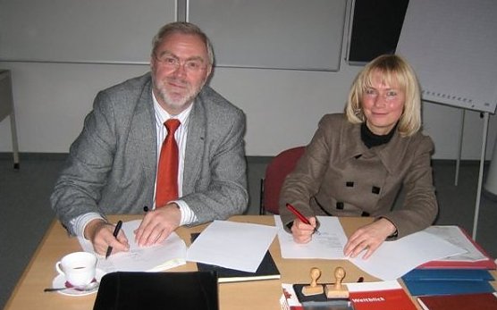 Unterzeichnung des Vertrages (Foto: kyf)