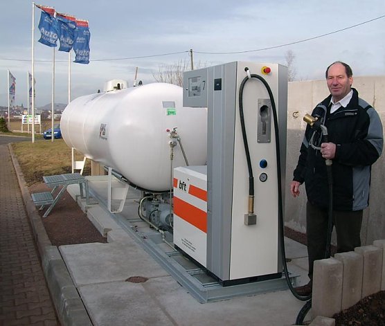 Dirk Hesse an der neue Autogas-Tankstelle (Foto: Karl-Heinz Herrmann) Dirk Hesse an der neue Autogas-Tankstelle (Foto: Karl-Heinz Herrmann)